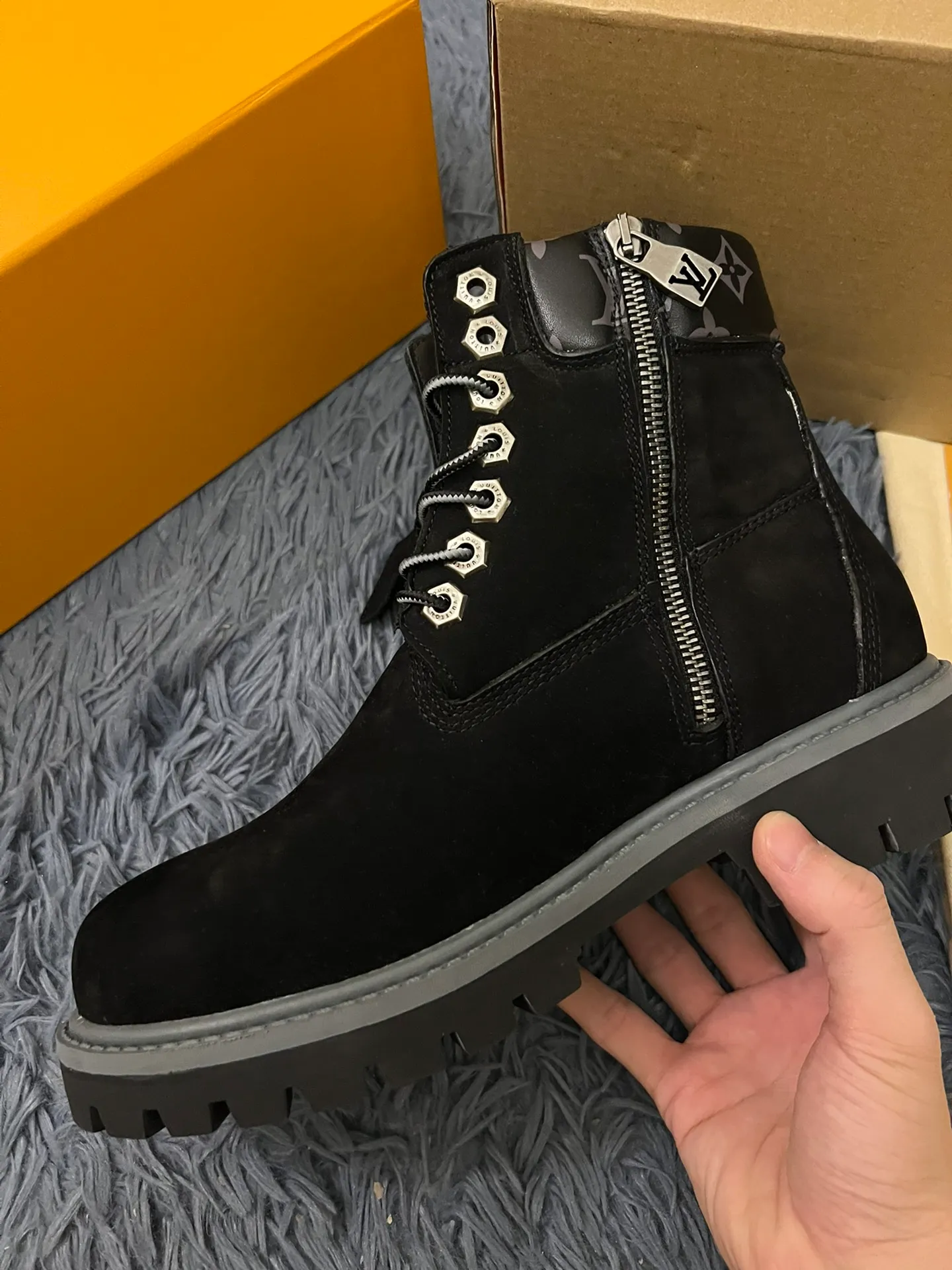 👟👟Ex-factory price 680👟👟 Men's size +10 LV x Timberland Louis Vuitton "Luxury Western" has been initially constructed, and the last link is the "shoes" that can make the style complete and communicative, so the "Shoe King of the Year" came into being. A major collaboration of the season, in a short video of only a few seconds, Fei Dong lifted the legs of his jeans to reveal a pair of classic Timberland rhubarb boots with the LV logo printed on the tongue. He then folded the tongue to reveal the Monogram logo printed on the inside. Size: 35-46